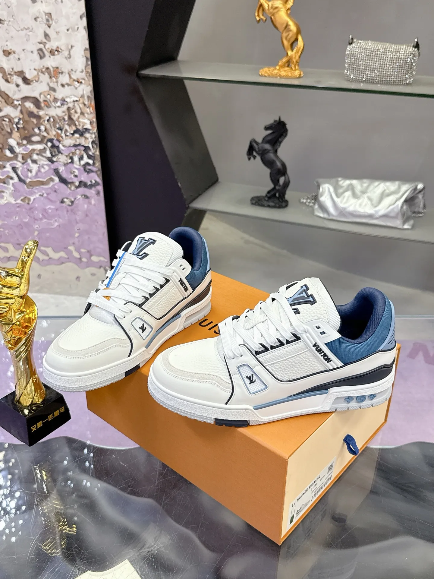 Factory price: 760💰 (latest color) This LV Trainer sneaker is made of grained cow leather, and uses vibrant colors to pay tribute to Virgil Abloh’s original classic inspired by retro basketball shoes. The upper is embellished with rubber LV letters and Vuitton logo, and the outsole is decorated with Monogram flowers. Exquisite packaging at the delivery counter🛍📦 ▪️Fabrics: Original customized first-layer cowhide ▪️Inner lining: Original customized breathable mesh lining ▪️Outsole: Original molded two-color TPU combination outsole ▪️Sole thickness: 3CM ▪️Size: Women's 35-40 Men's 38-46